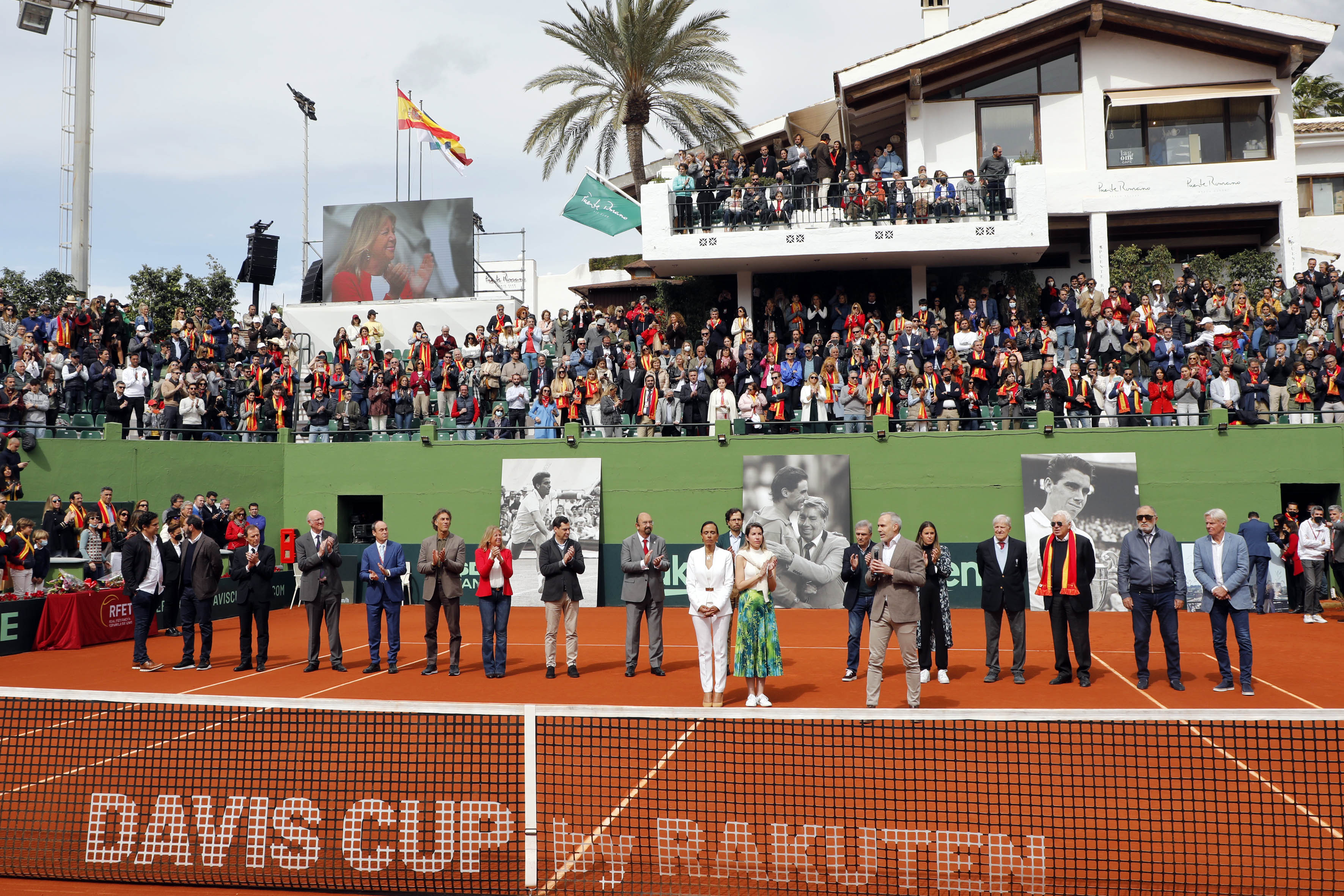La alcaldesa y el presidente de la Junta destacan “la gran capacidad de promoción” de la Copa Davis para Marbella y Andalucía y recuerdan la labor como embajador del extenista Manolo Santana